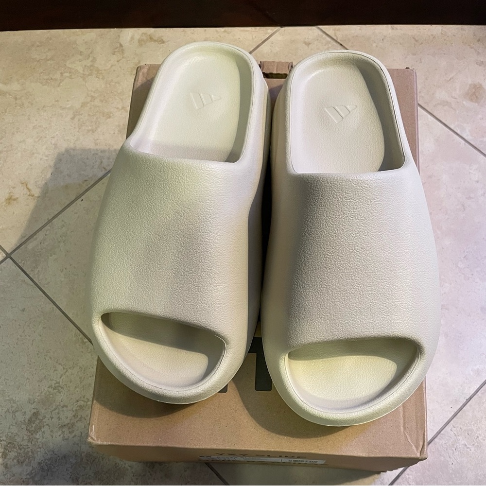 Yeezy slides (read description)